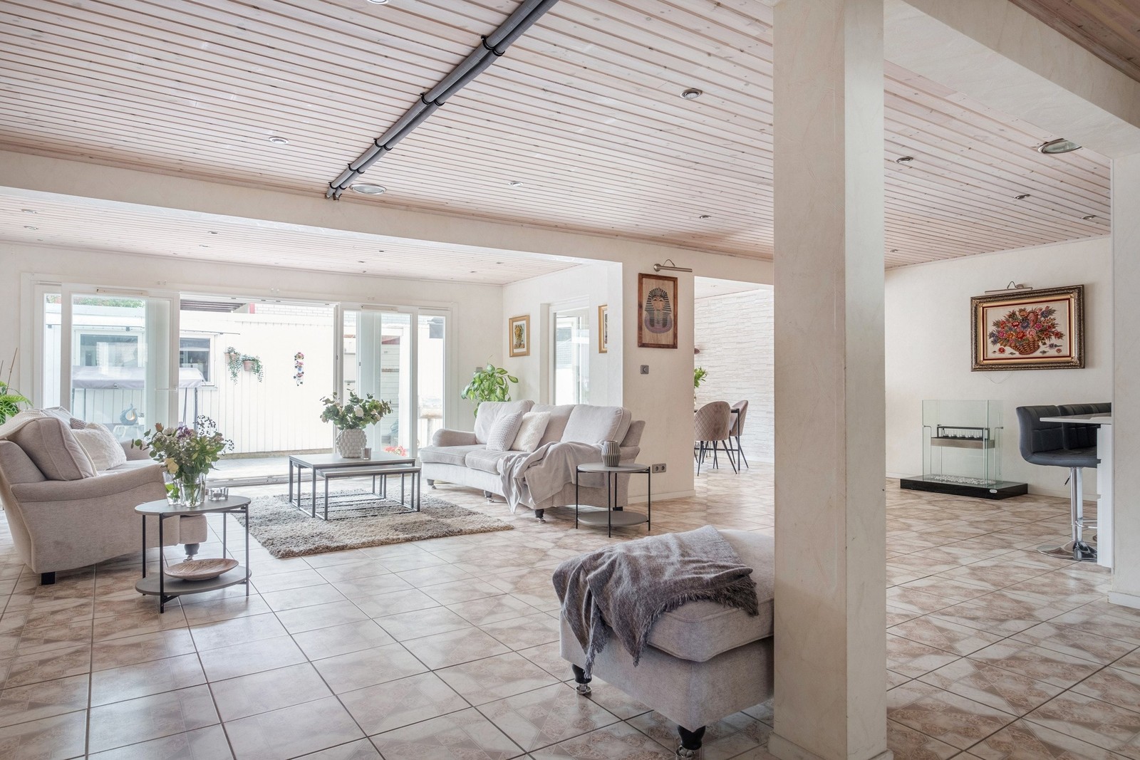 Planlösningen är ljus och luftig med olika möjligheter till möblering och användning.