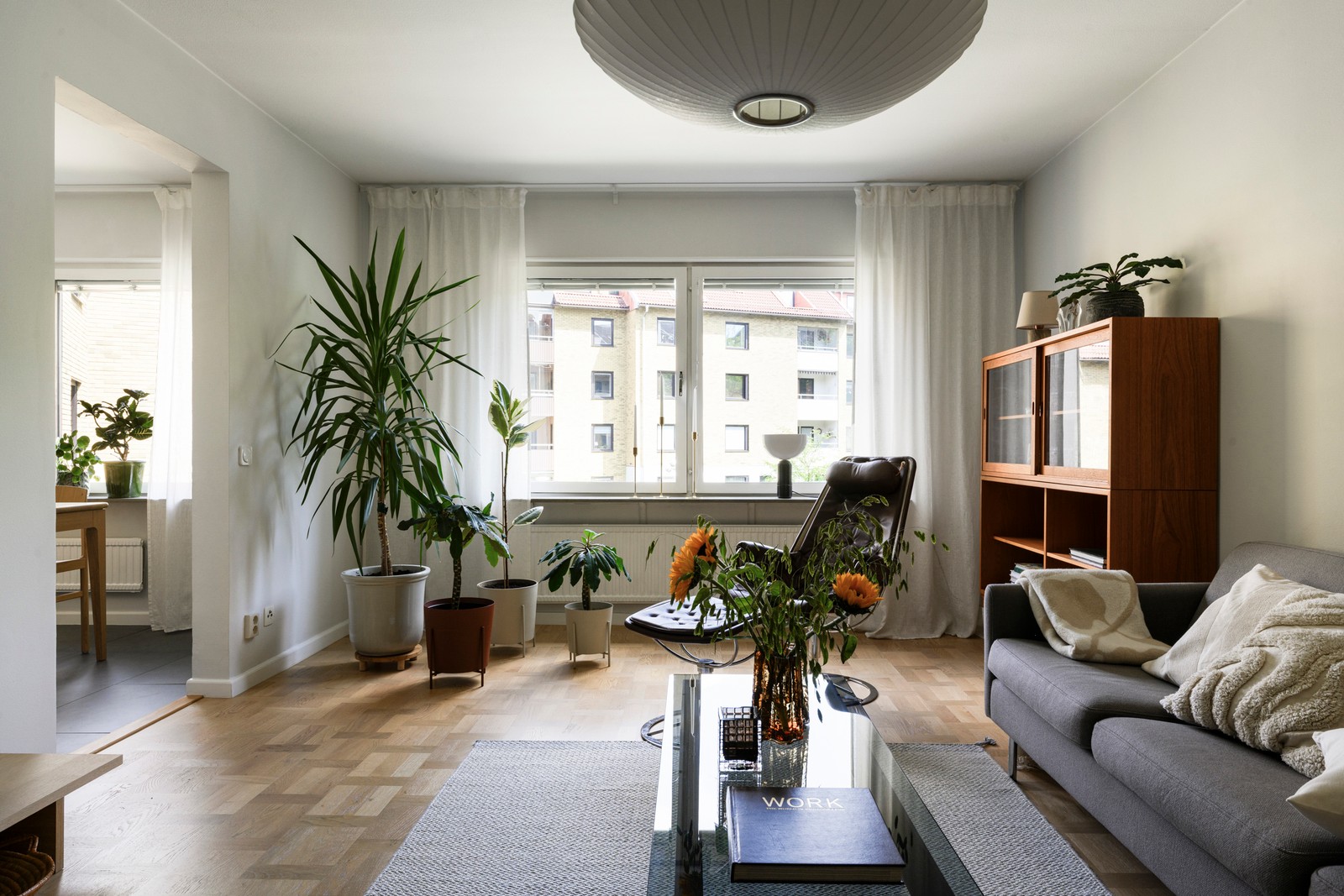 Generös trea med garageplats, sociala ytor och inglasad balkong