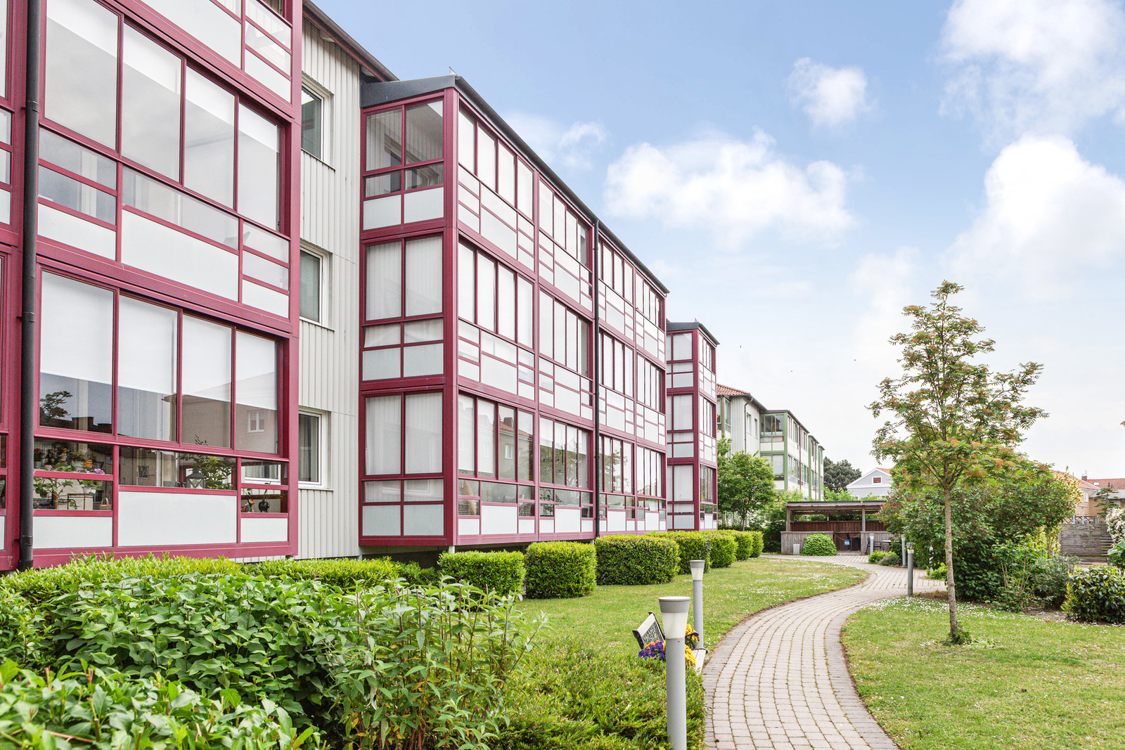 Välplanerad 2:a på andra våningen med stor inglasad balkong i söderläge