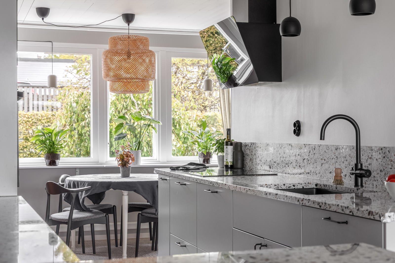 Mycket snyggt radhus erbjuds nu på Höjdenvägen 15