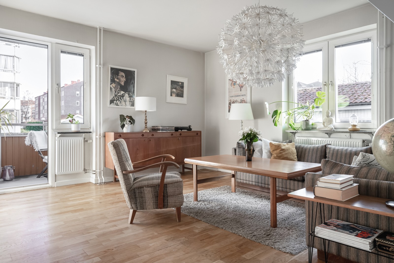 Rymligt sällskapsrum med utgång till balkong