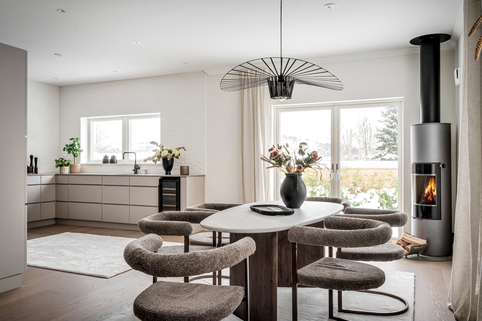 Braskamin som skapar en mysig och trivsam atmosfär