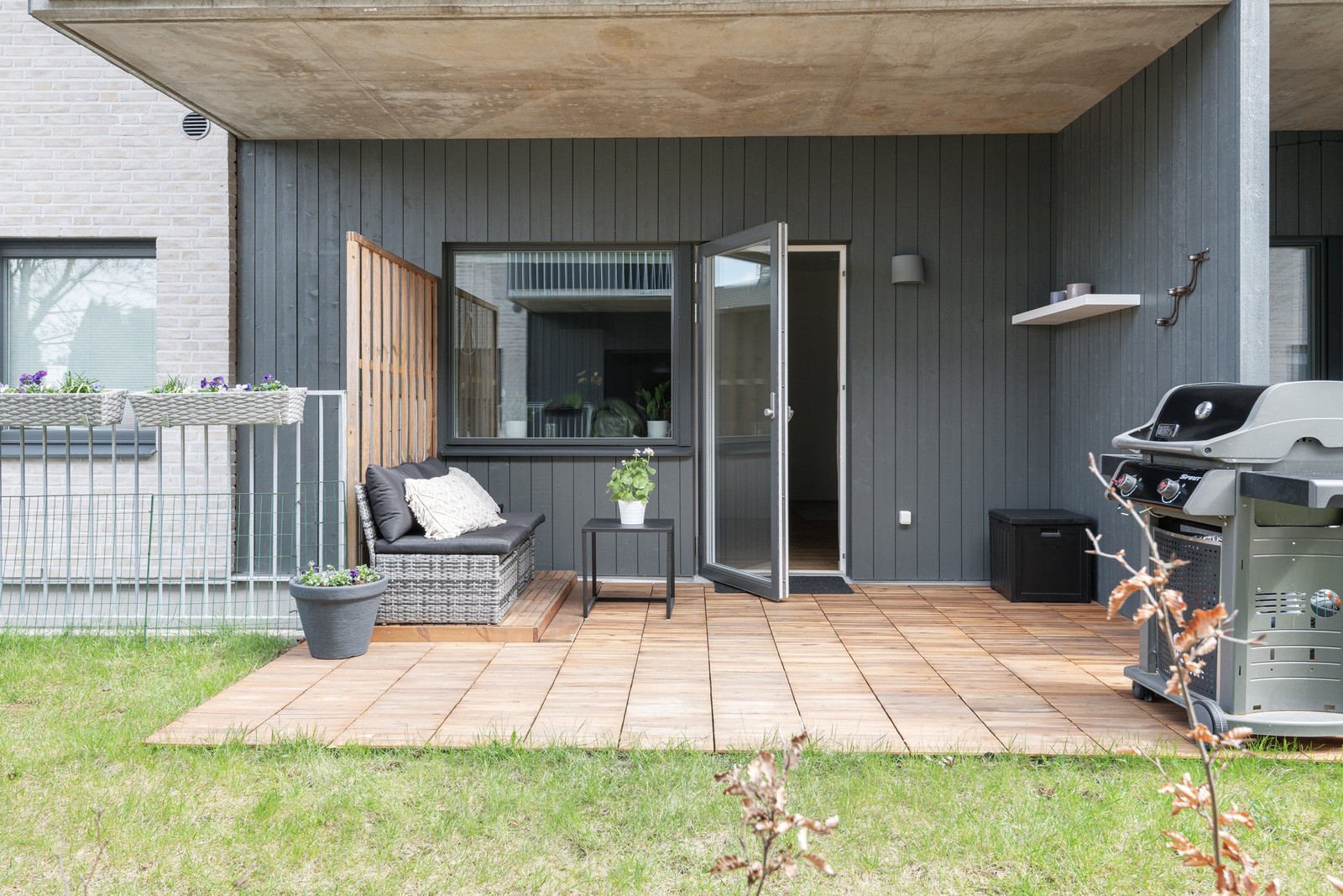 Välkommen till en stilfull och nyproducerad tvåa med uteplats i centrala Bollebygd