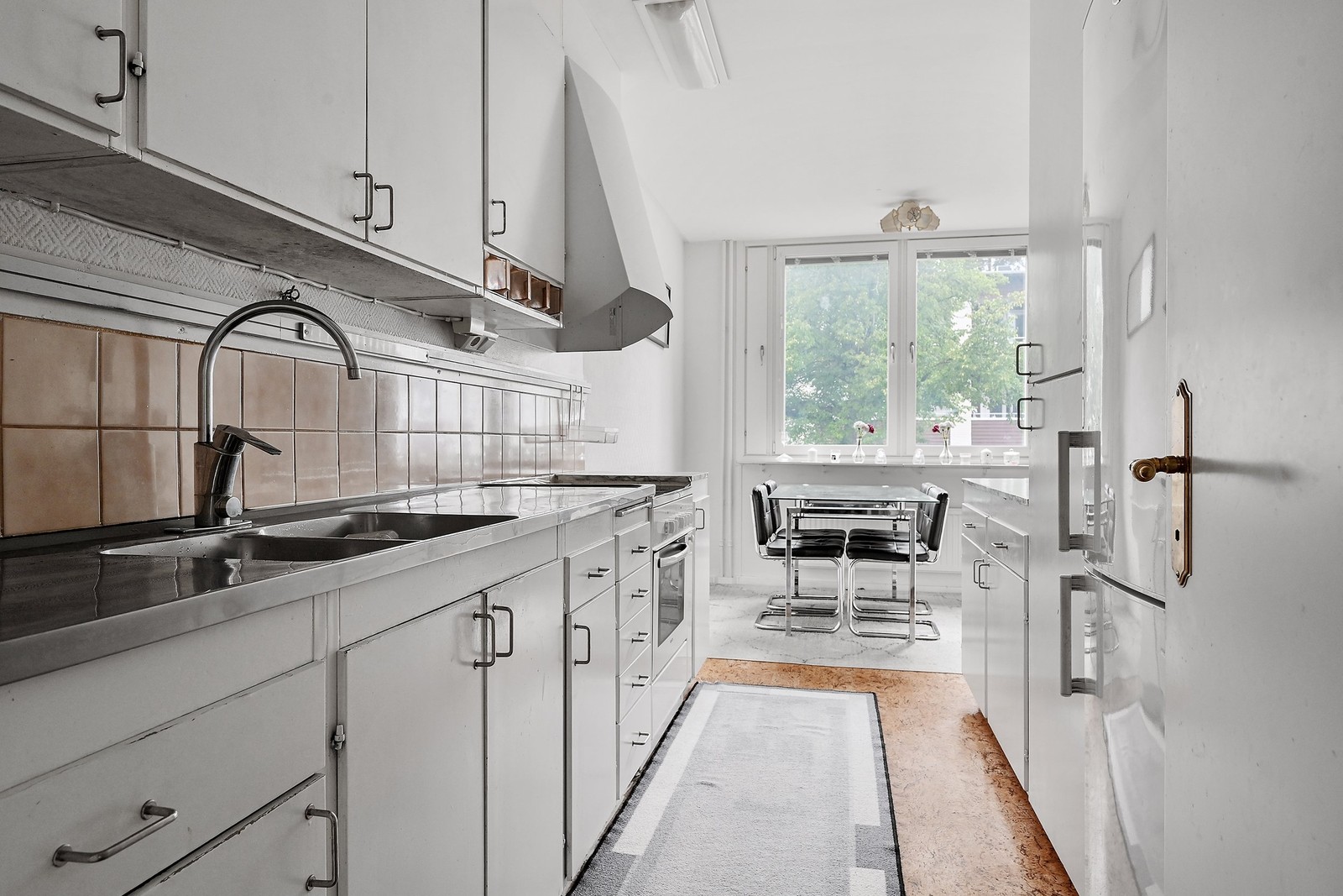 Kök med vita luckor