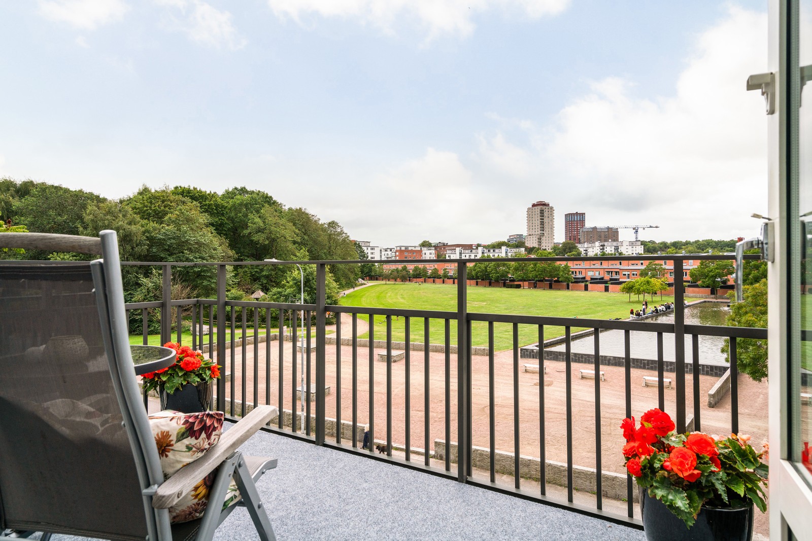 Sol från förmiddag till kväll och ett helt fritt läge utan insyn