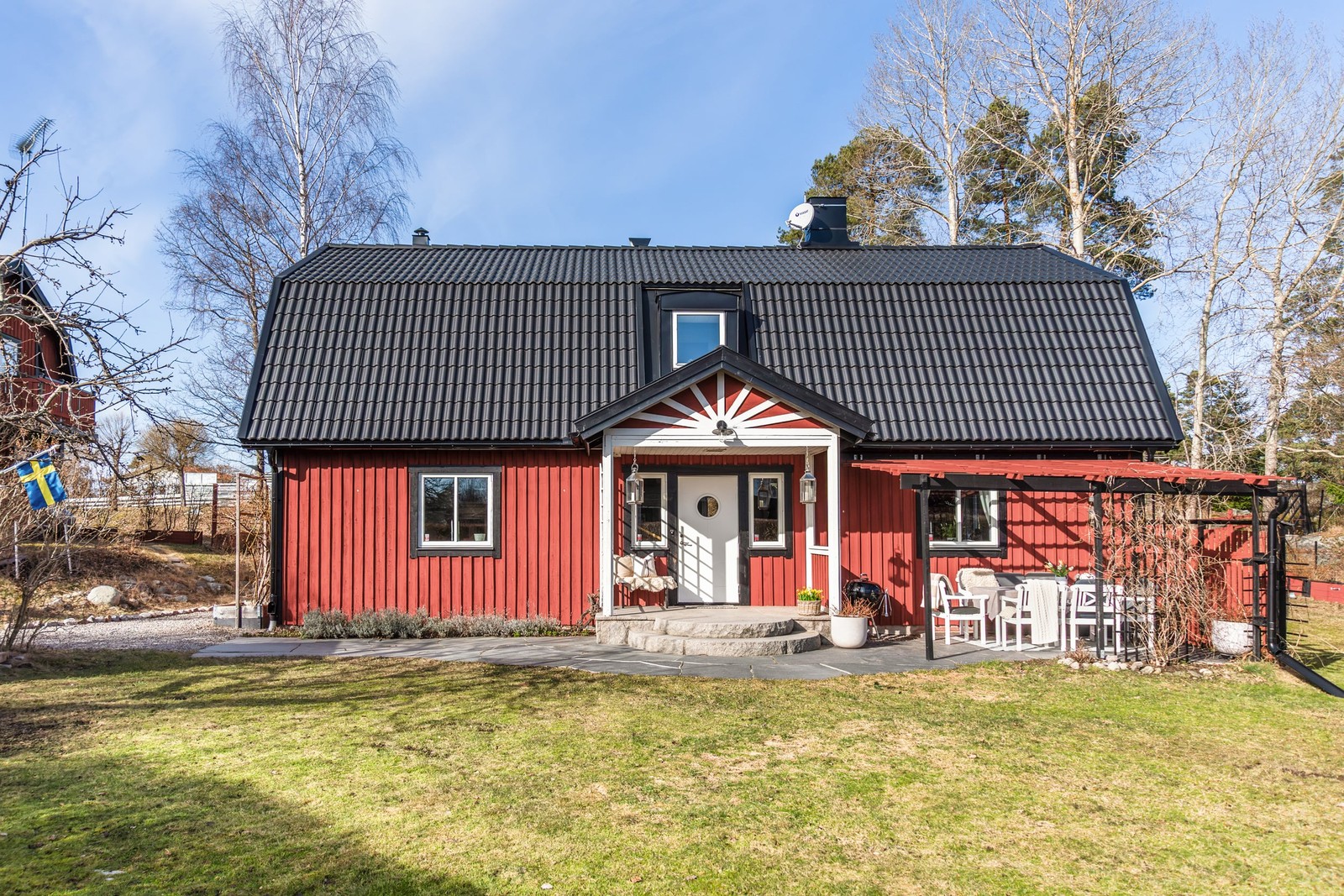 Entré och del av tomt där barn kan leka fritt