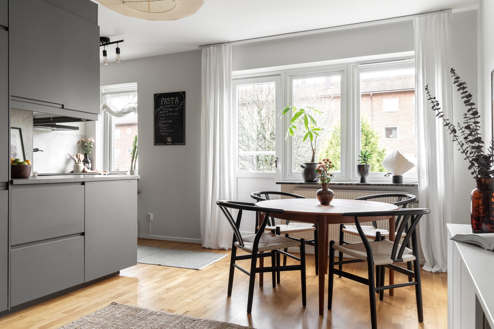 Välkomna till denna trivsamma tvåa i Bosgården