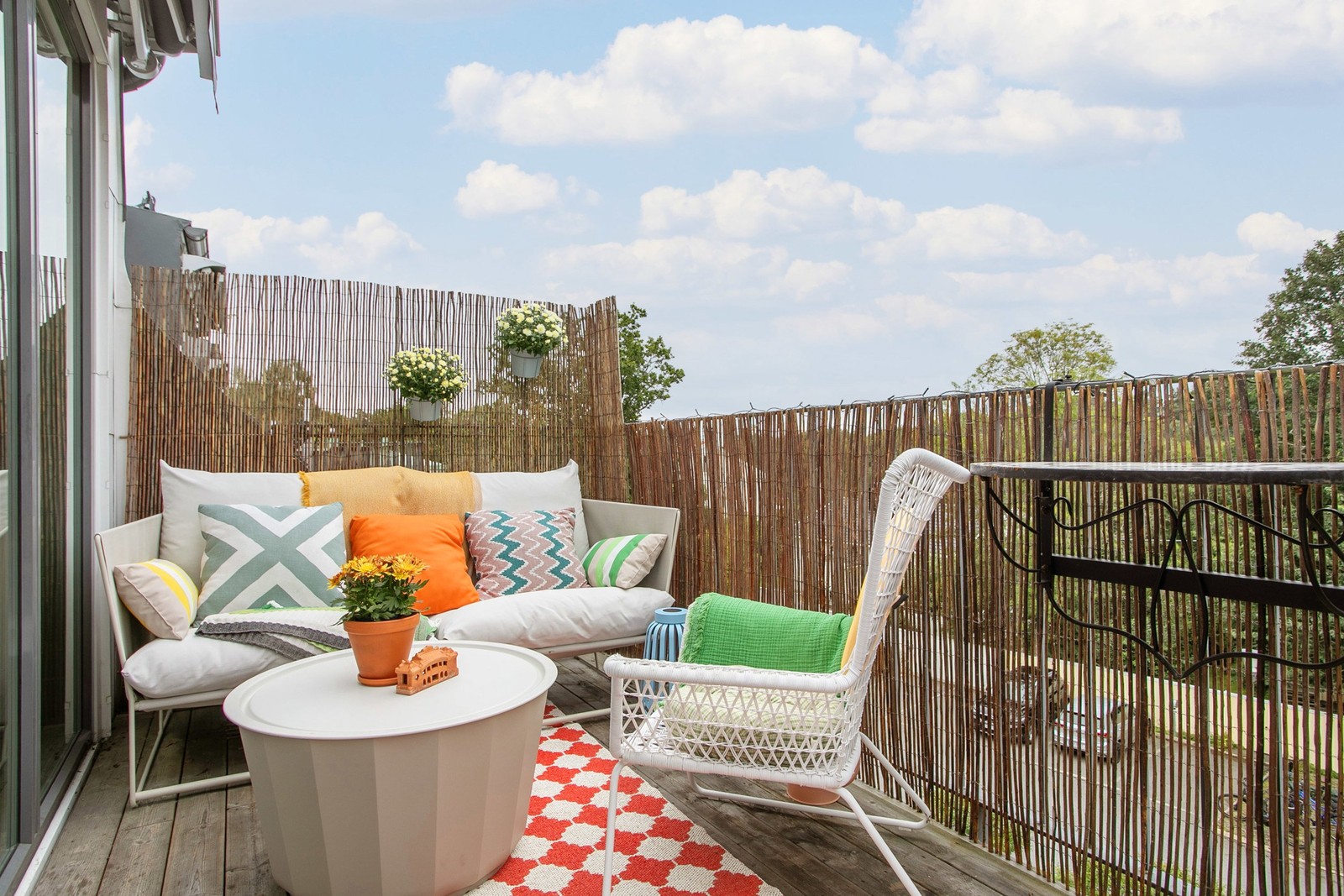 Balkong i högt läge med utsikt över grönska