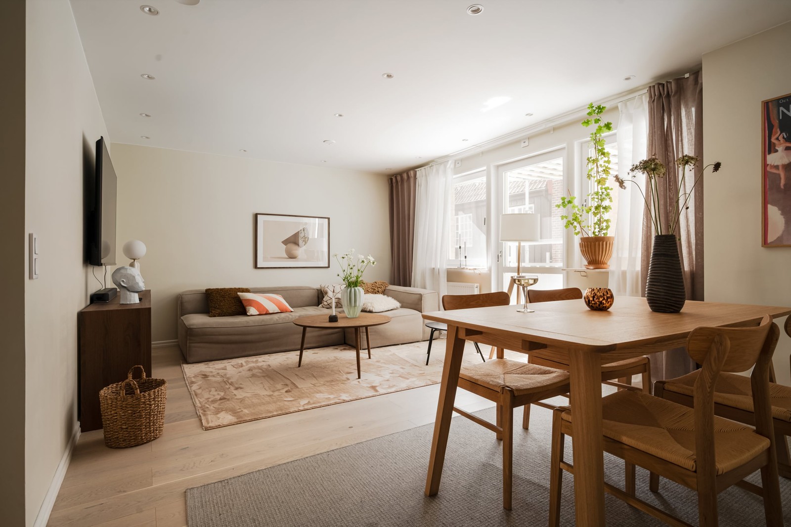 Stor trea med radhuskänsla och egen uteplats