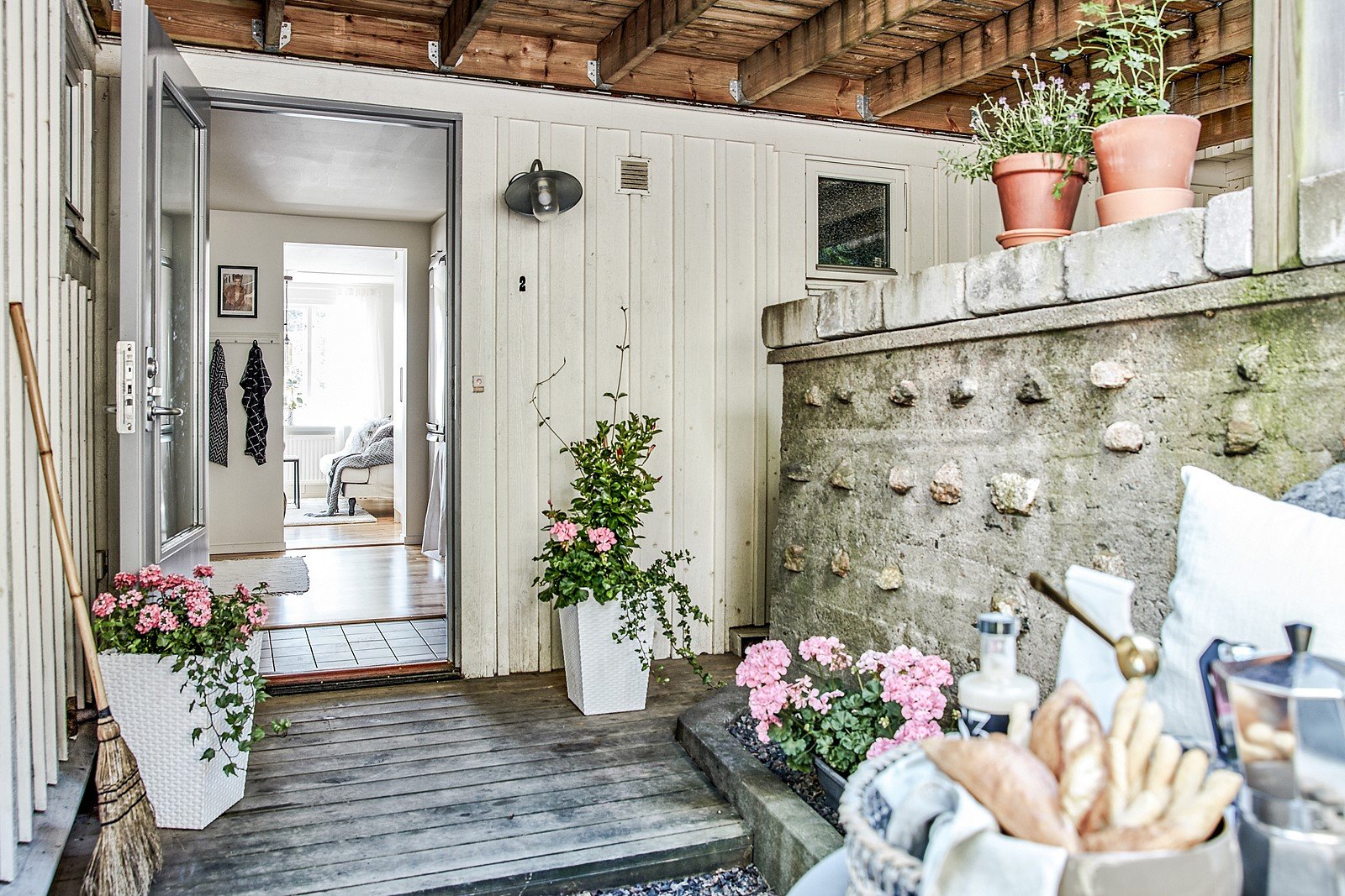 Här välkomnas ni till en ljus och väldisponerad genomgångsetta med villakänsla