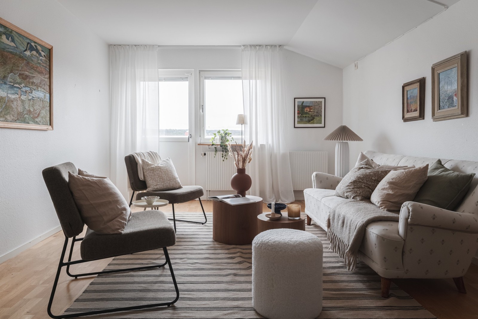 Trivsamt vardagsrum med utgång till balkongen.