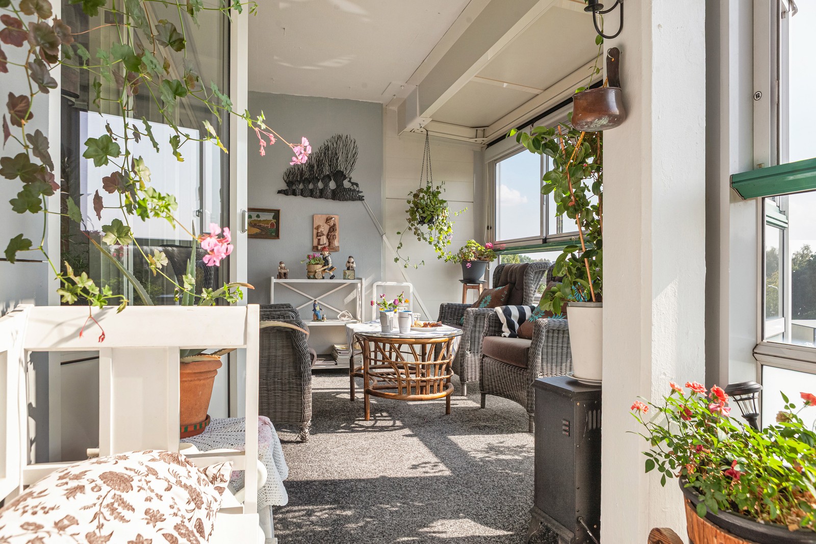 Välkomna till denna välplanerade 3:a med stor härlig inglasad balkong i söderläge