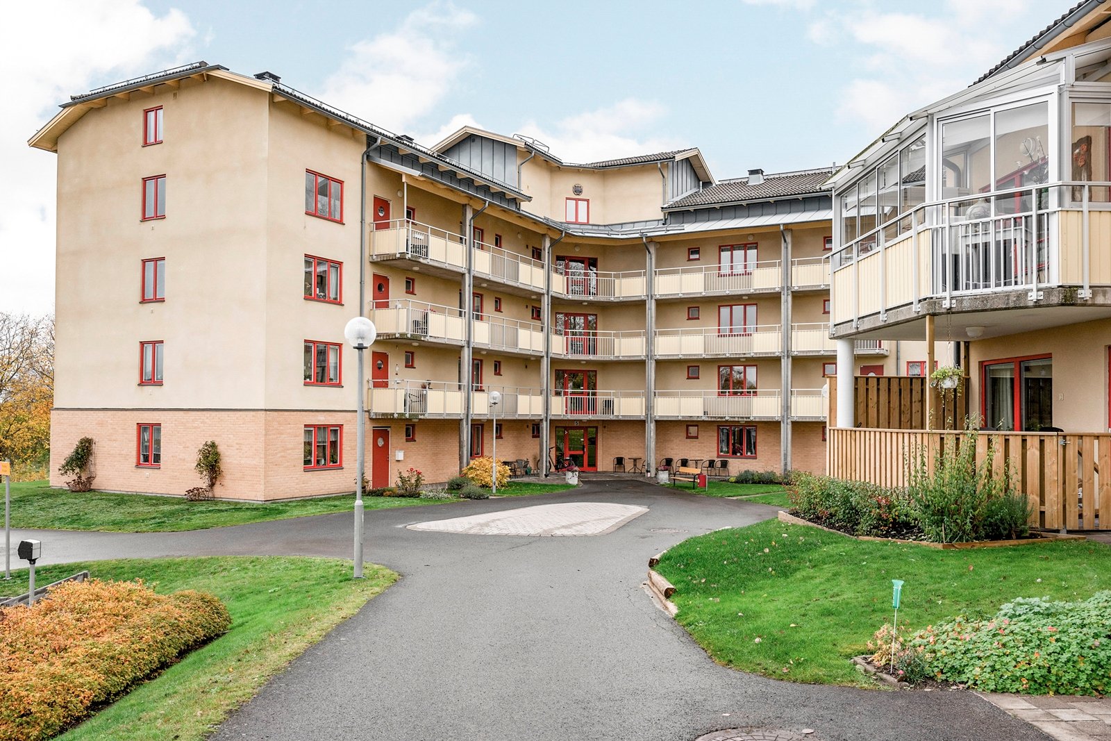 Tredje våningen med inglasad balkong i en populär förening.