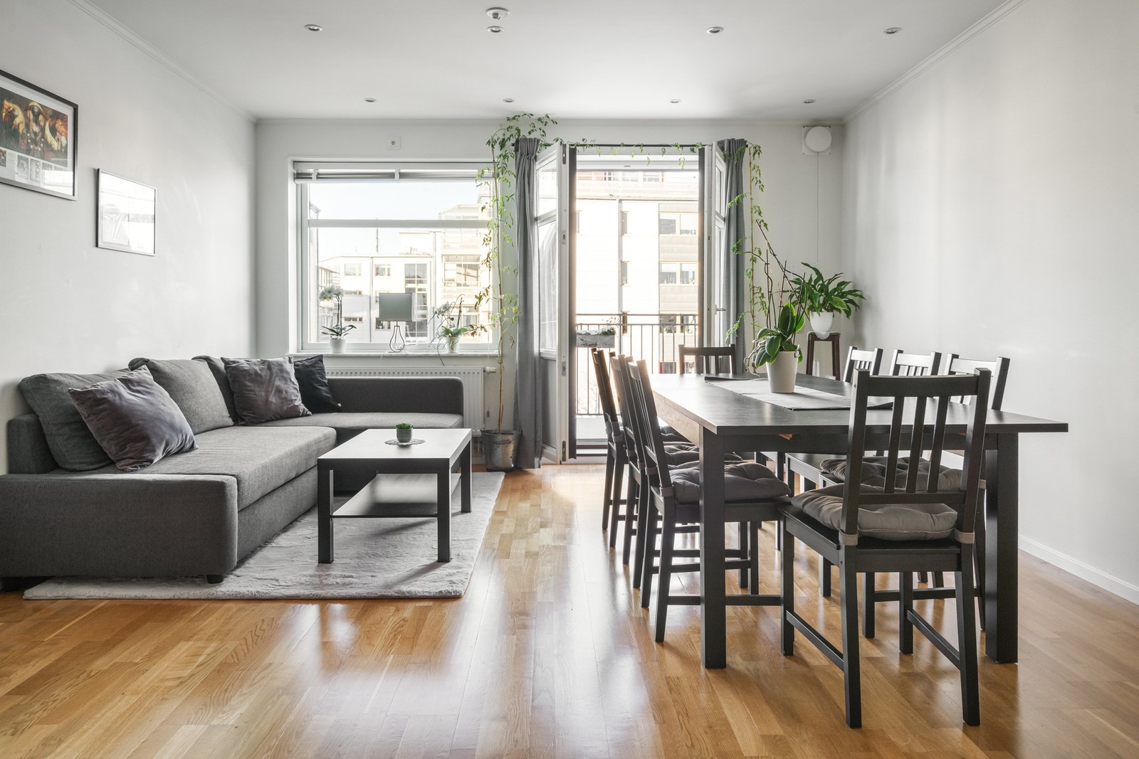 Rymliga ytor och ett härligt ljusinsläpp ger en trivsam känsla