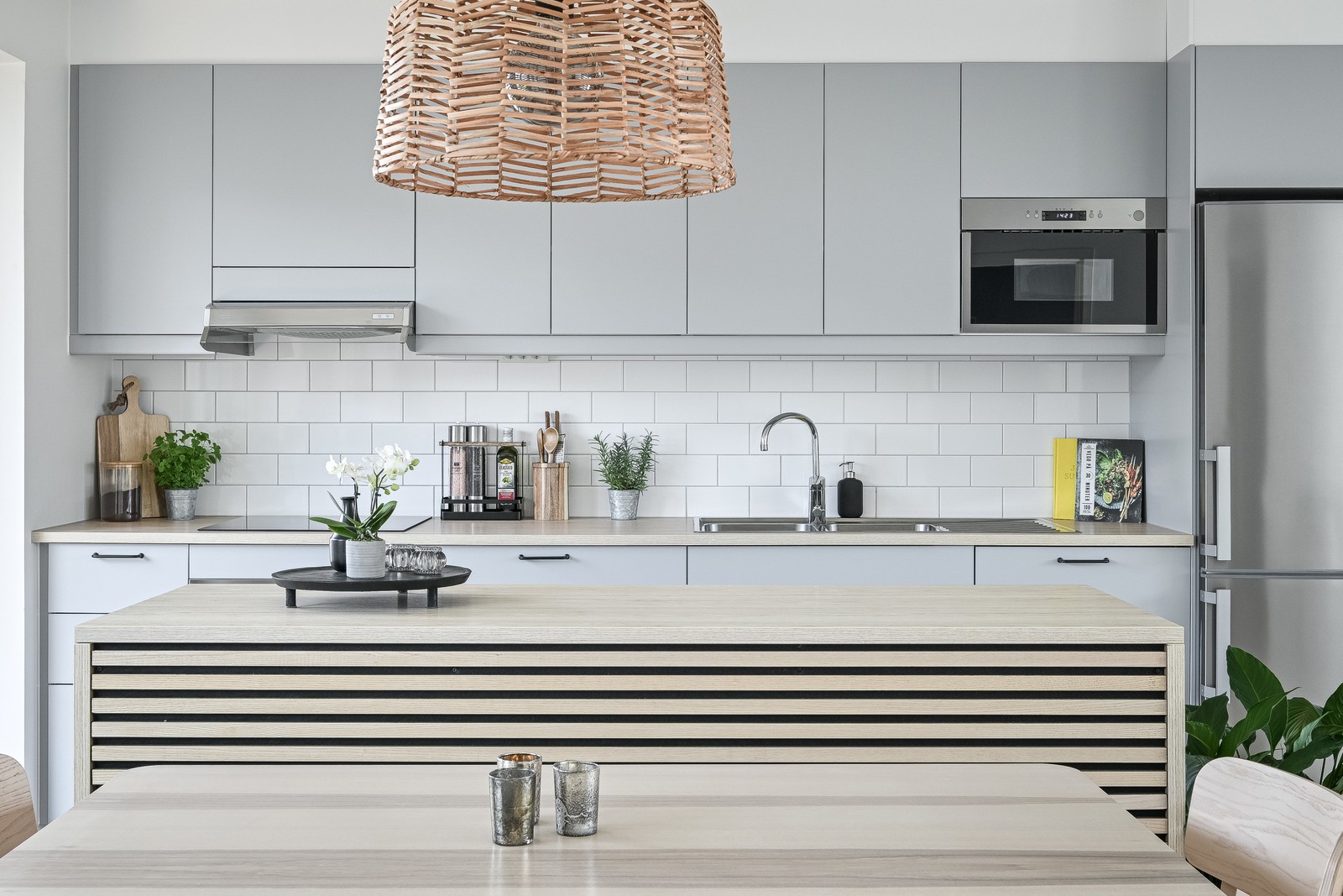 Tilltalande kök med köksö