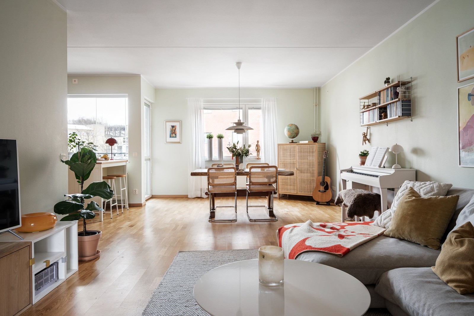 Varmt välkomna till denna familjära trea på omtycka AR Lorents gata 63!