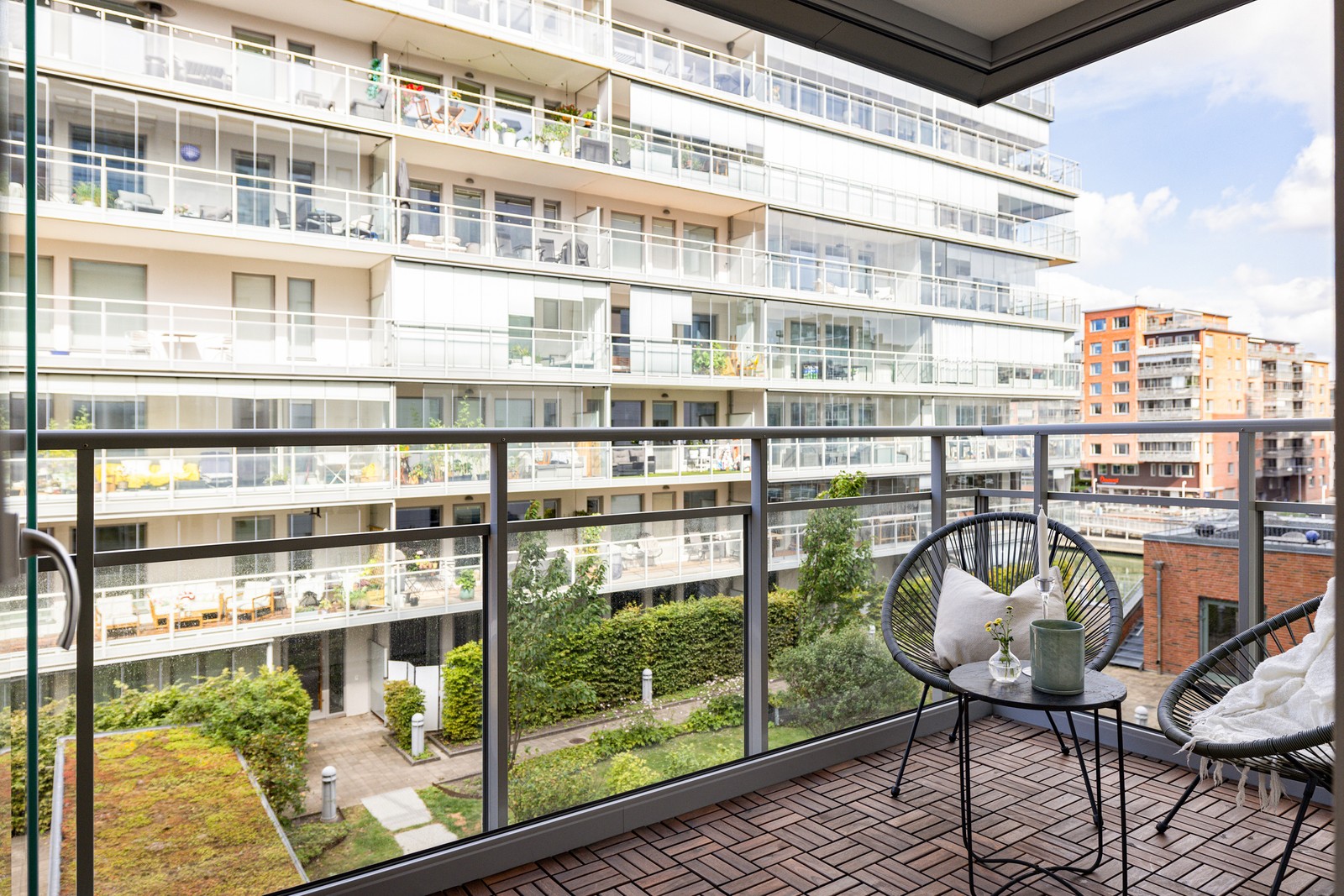 Stor härlig balkong med inglasning och blick mot vattnet