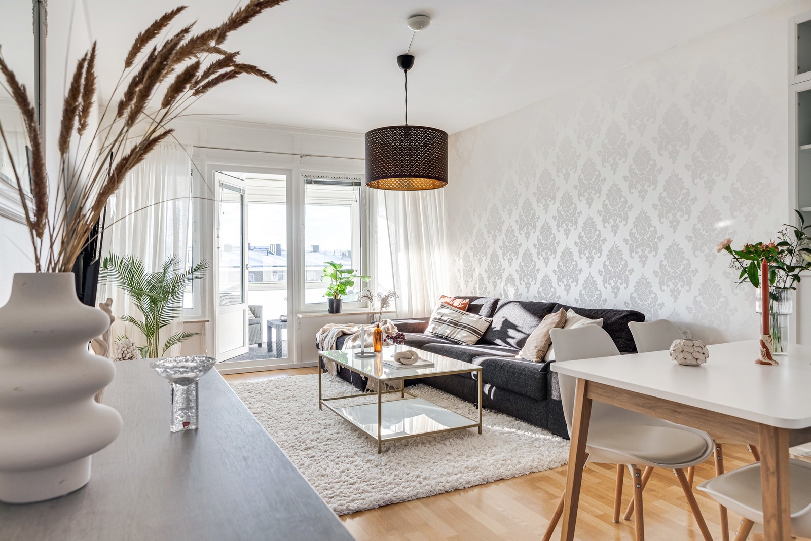 Mysig genomgående planlösning med en inglasad balkong i söderläge