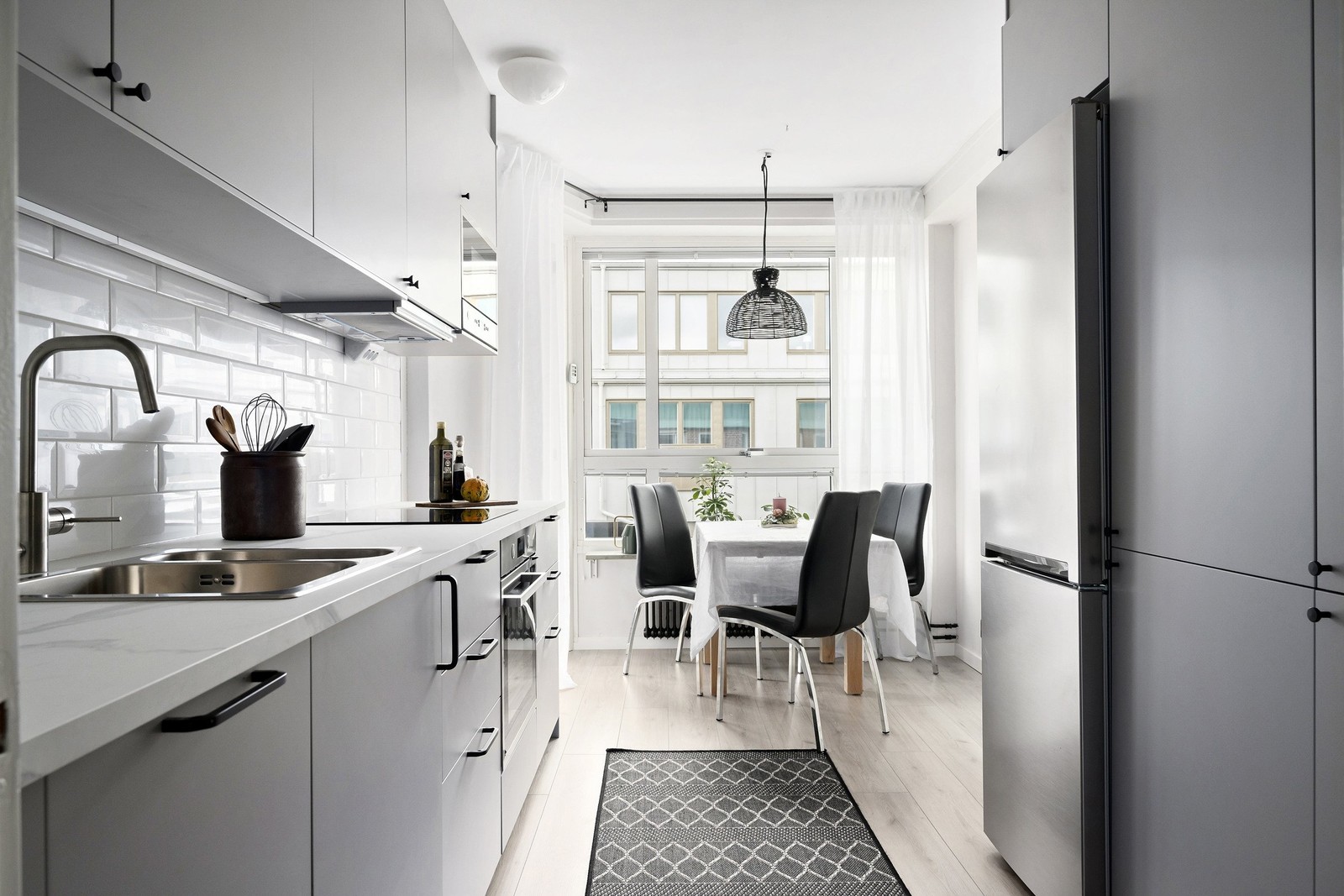 Full maskinell utrustning med ugn, häll, fläkt, mikro, diskmaskin och kombinerad kyl/frys i rostfrit