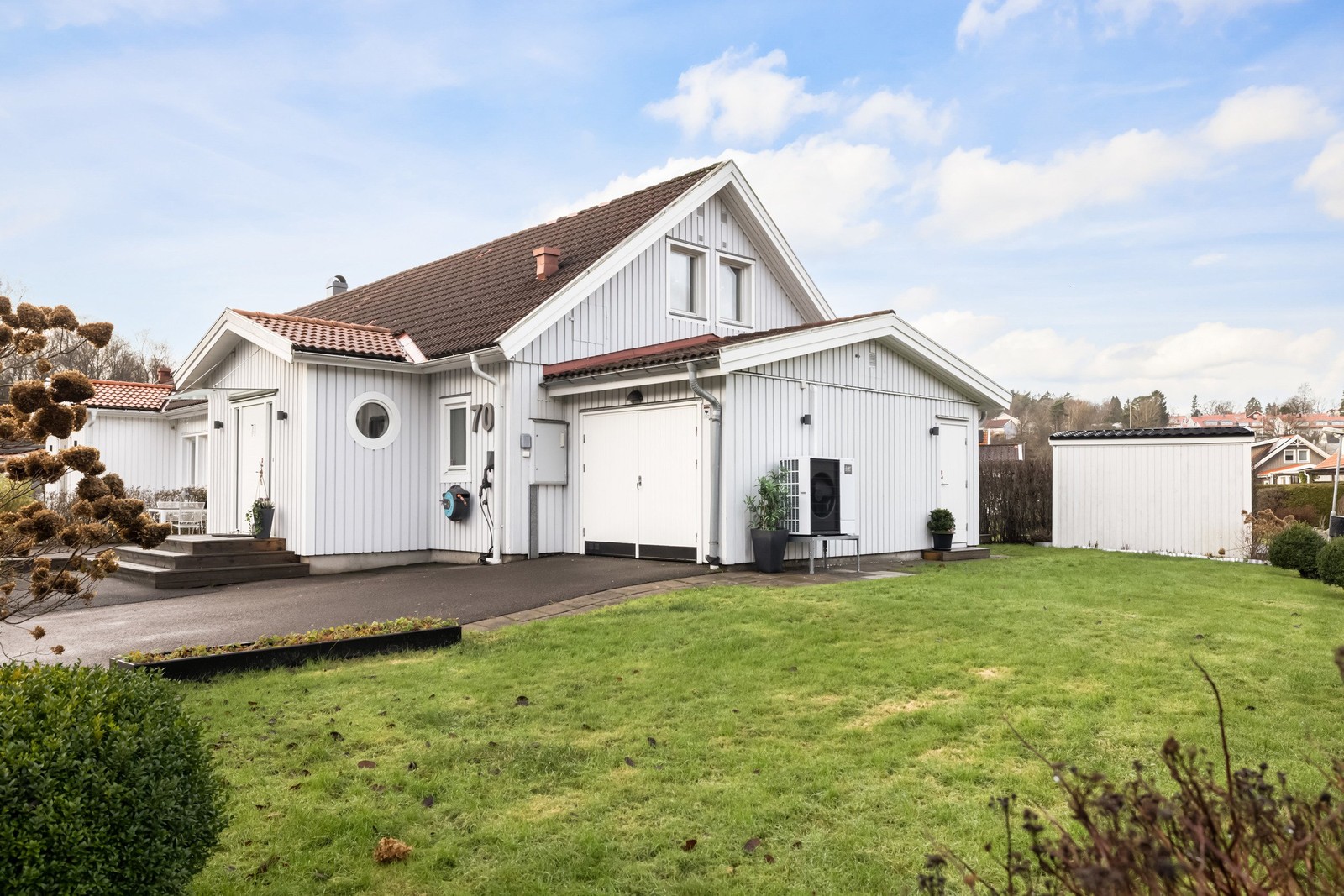 Ett boende som präglas av sitt natursköna läge.