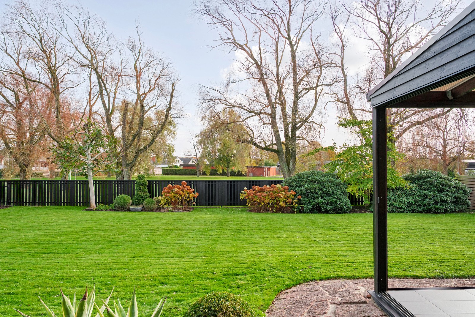 Trädgård angränsar mot allmänningen