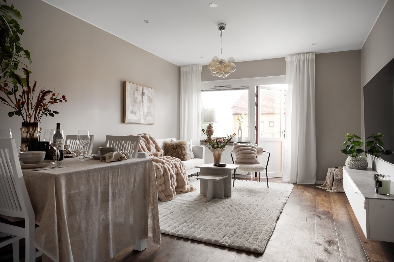 Rymligt vardagsrum med utgång till balkong