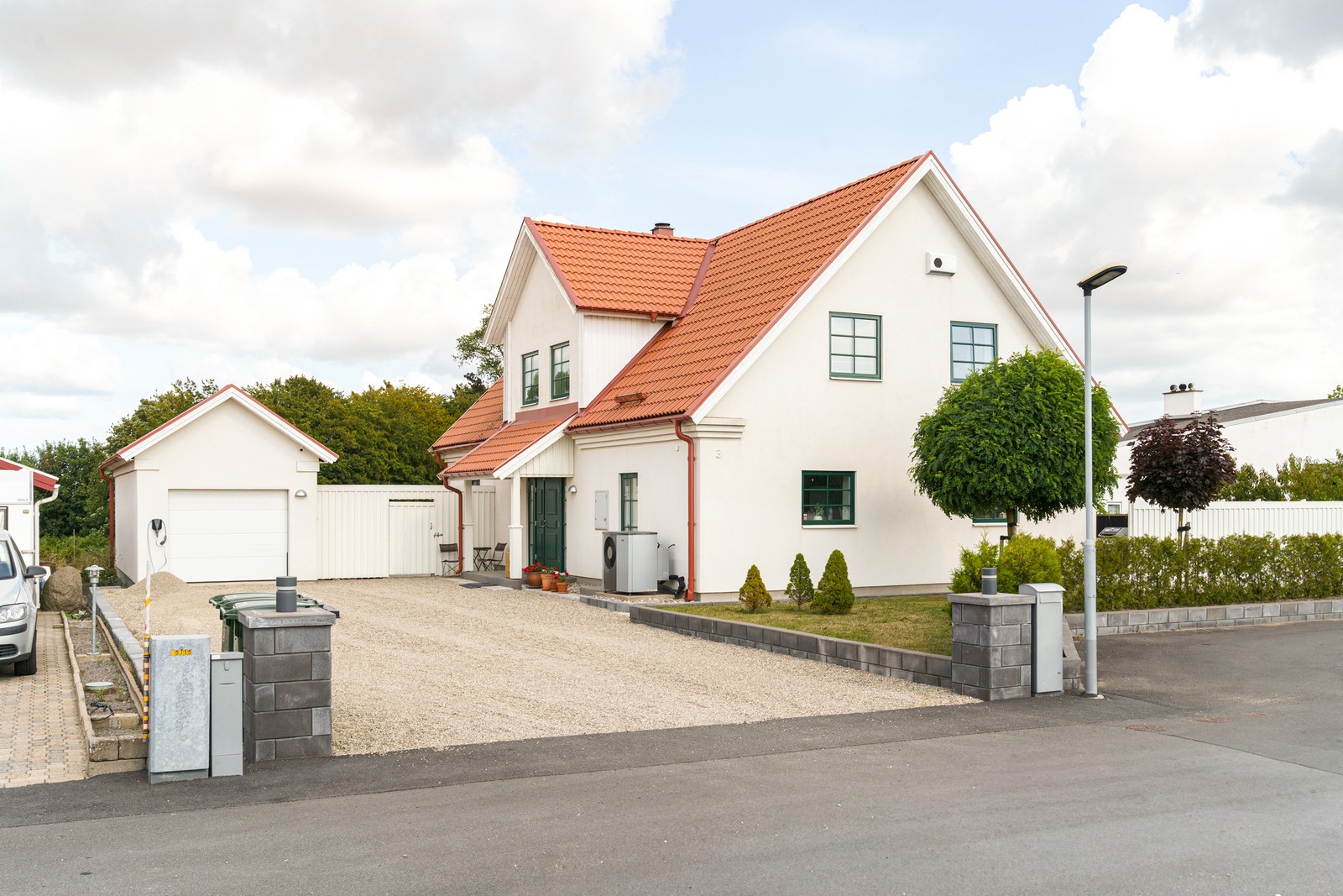 Rackakärrsgatan 3 med rejäl uppfart framför 30 kvm garage/förrådsbyggnad