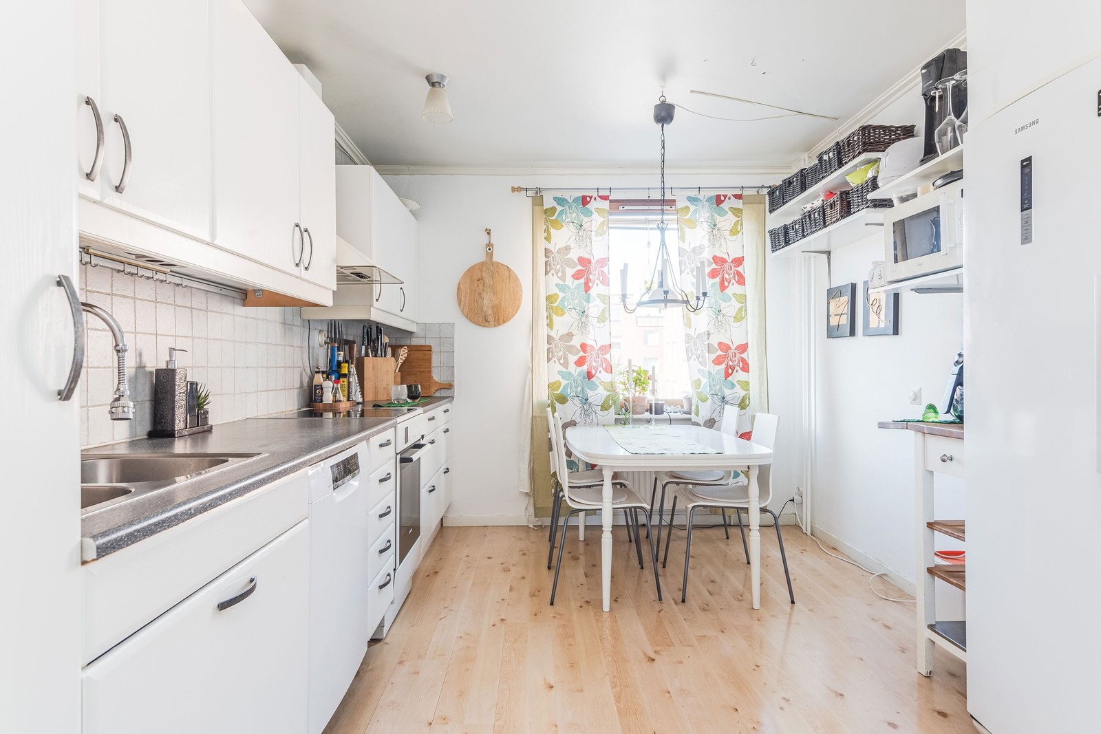 Ljust kök med matplats