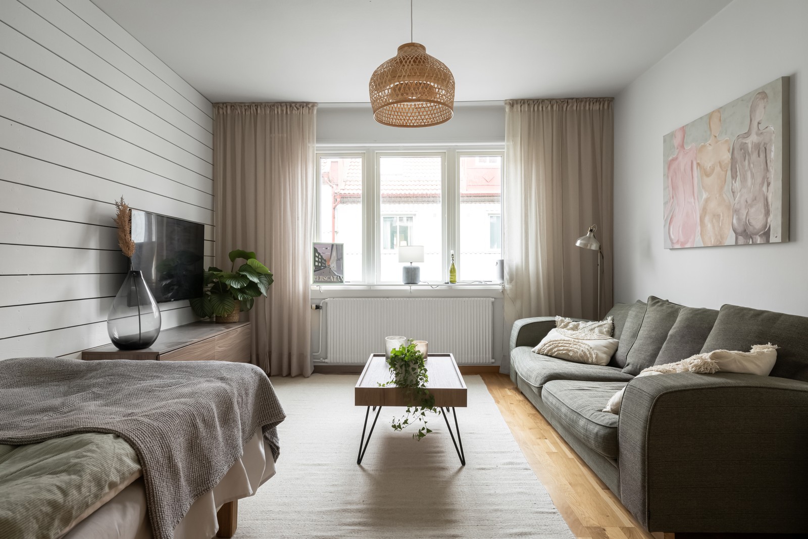 Allrummet ger plats för säng, soffgrupp och tillhörande möblemang