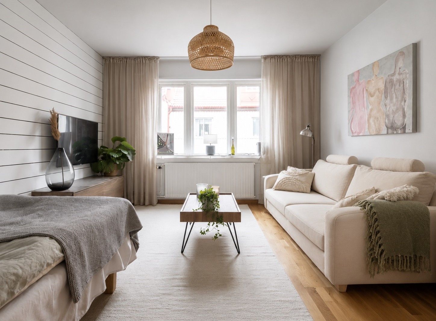 Allrummet ger plats för säng, soffgrupp och tillhörande möblemang