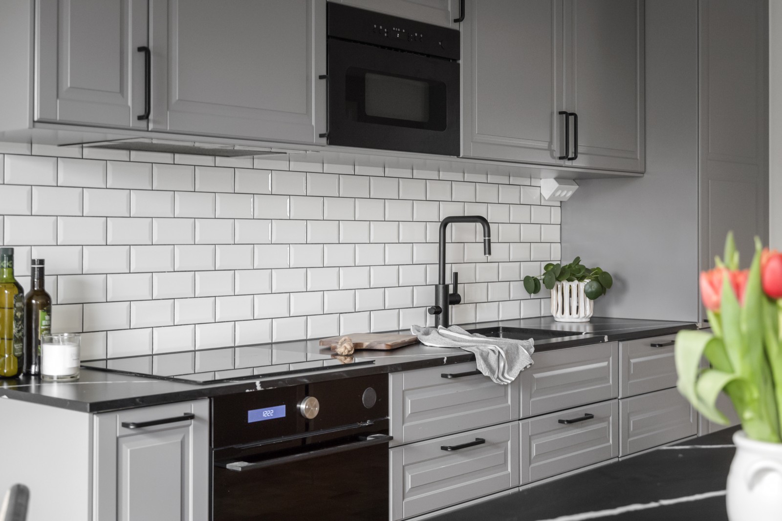 Det vita kaklet bryter av snyggt mot den svarta kompositskivan