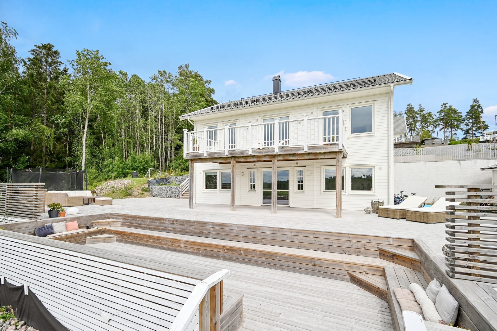 Fin baksida av huset med stor altan