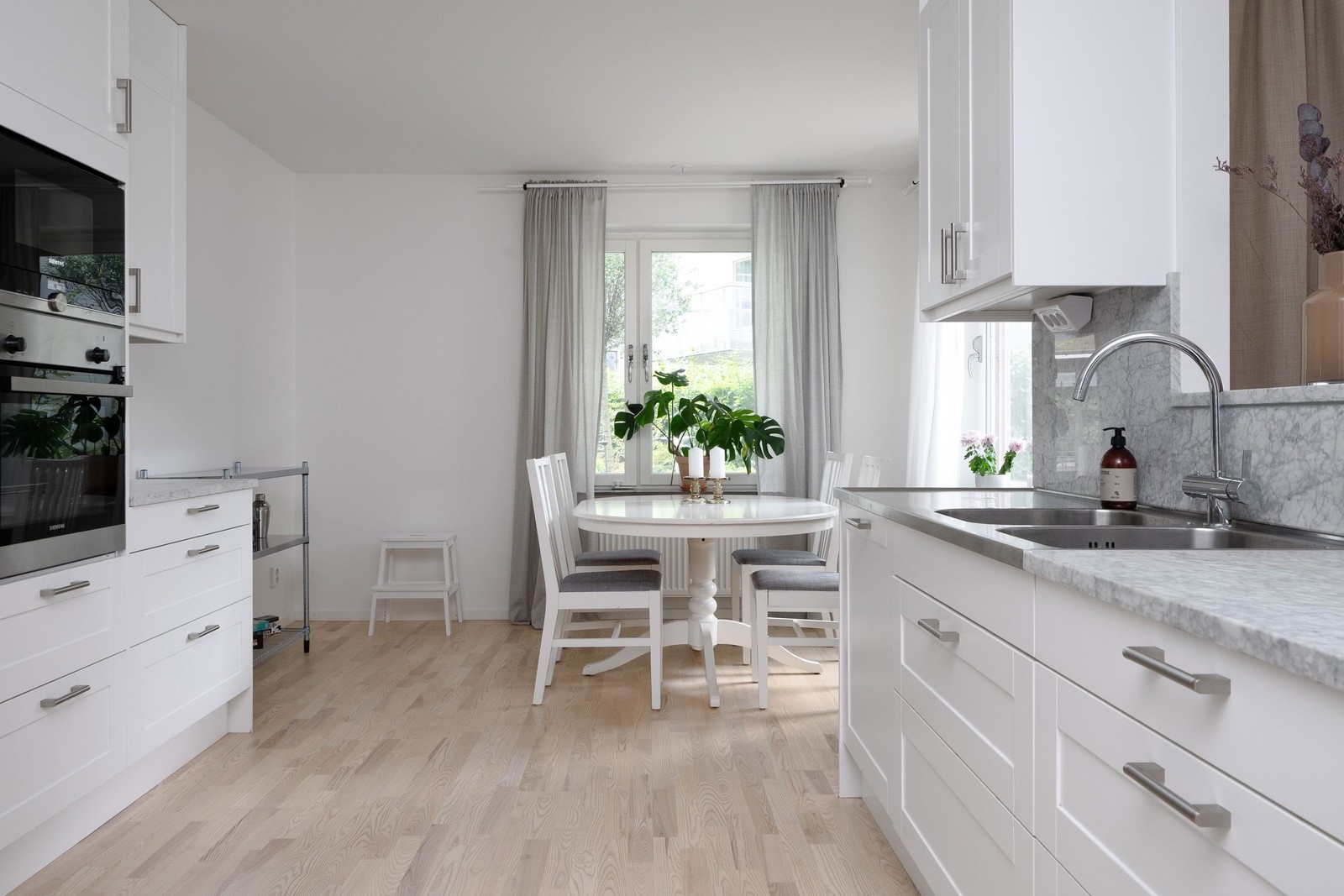 Inbjudande kök med matplats