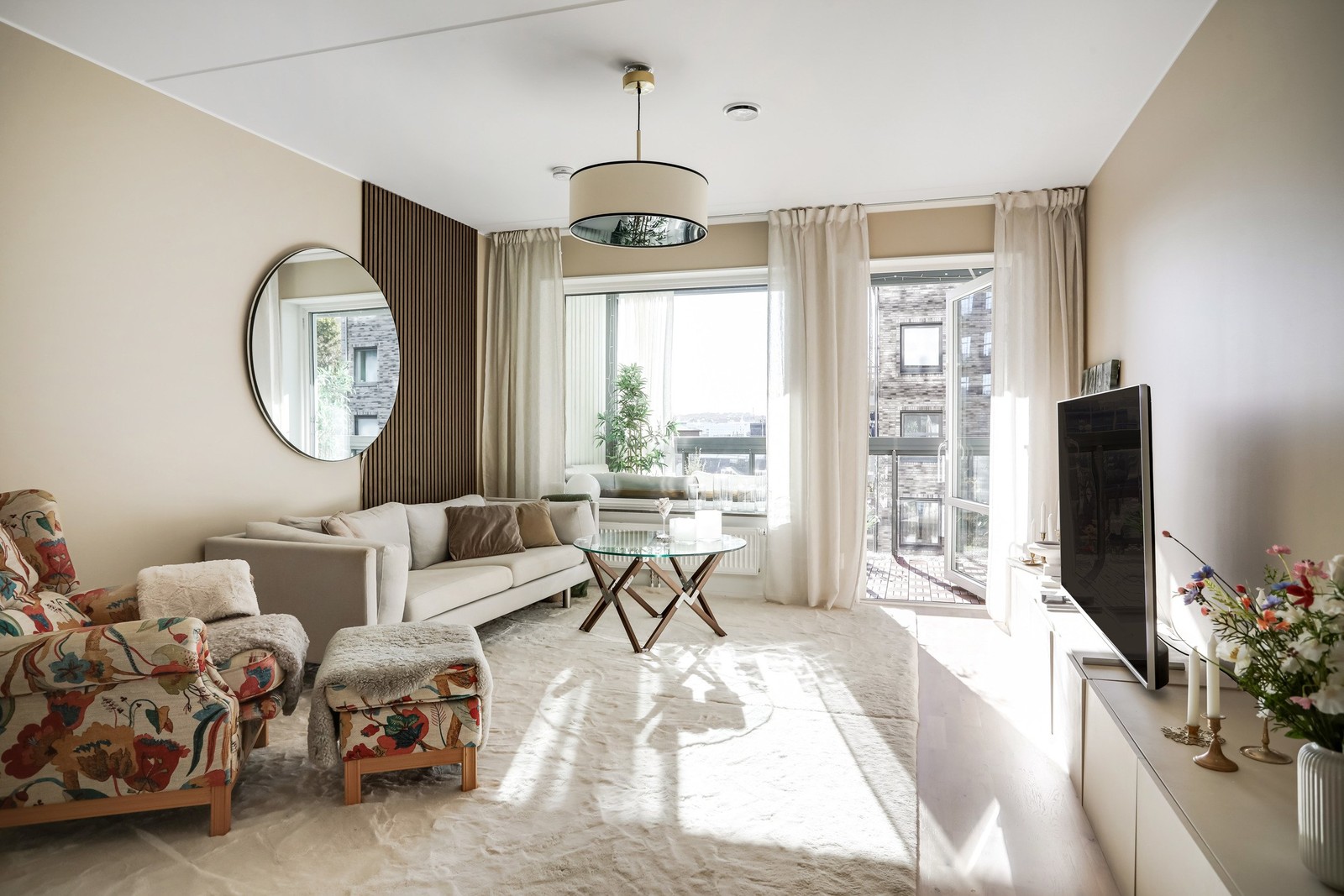 Sobra färgval, vitlaserad parkett och ett härligt ljusflöde ger en dröm till bostad