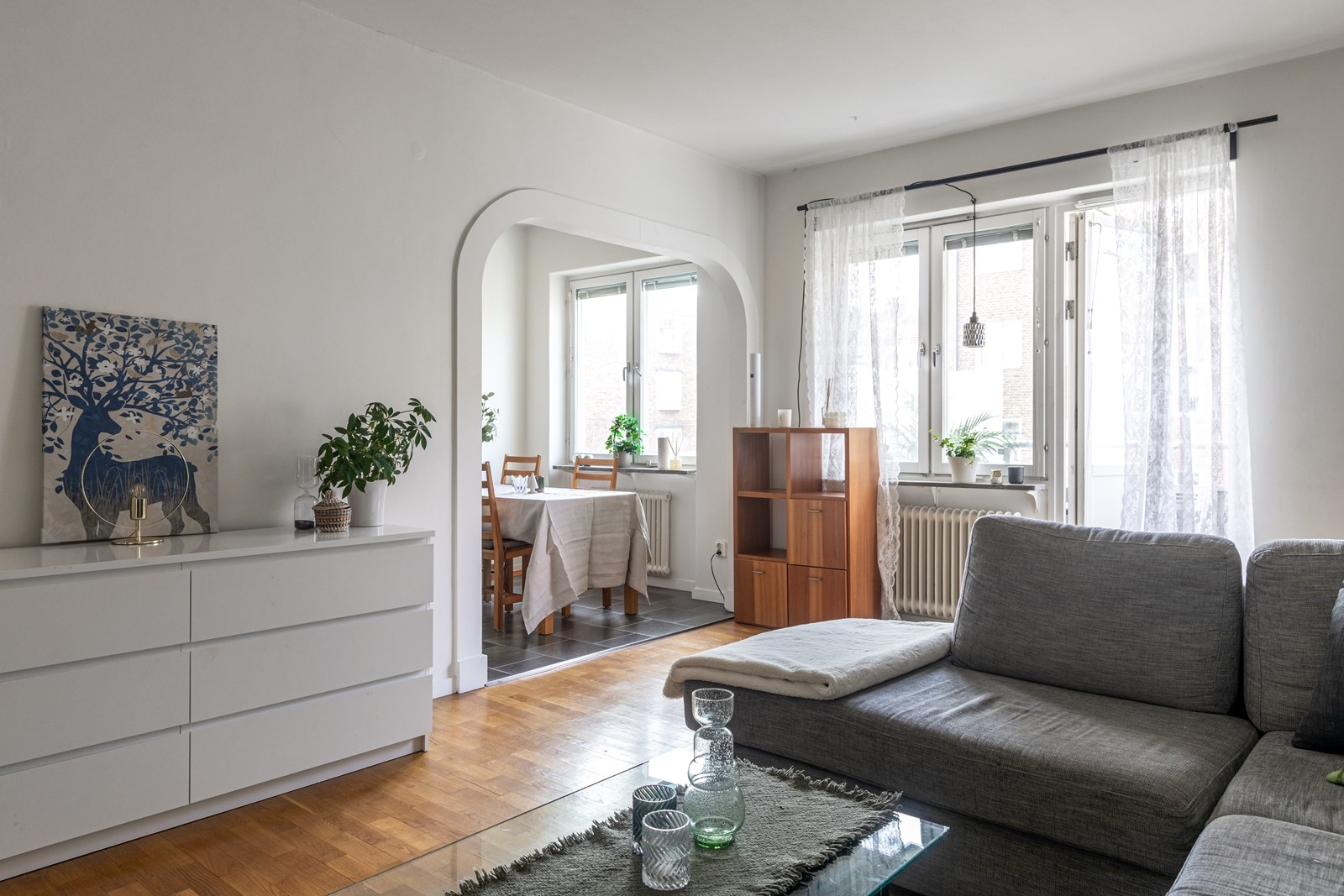 Vardagsrummet och köket har en modern öppen planlösning.