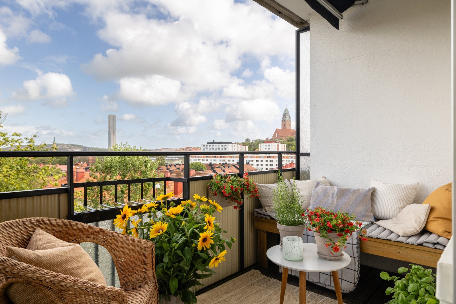 Bilder från försäljning av grannlägenheten