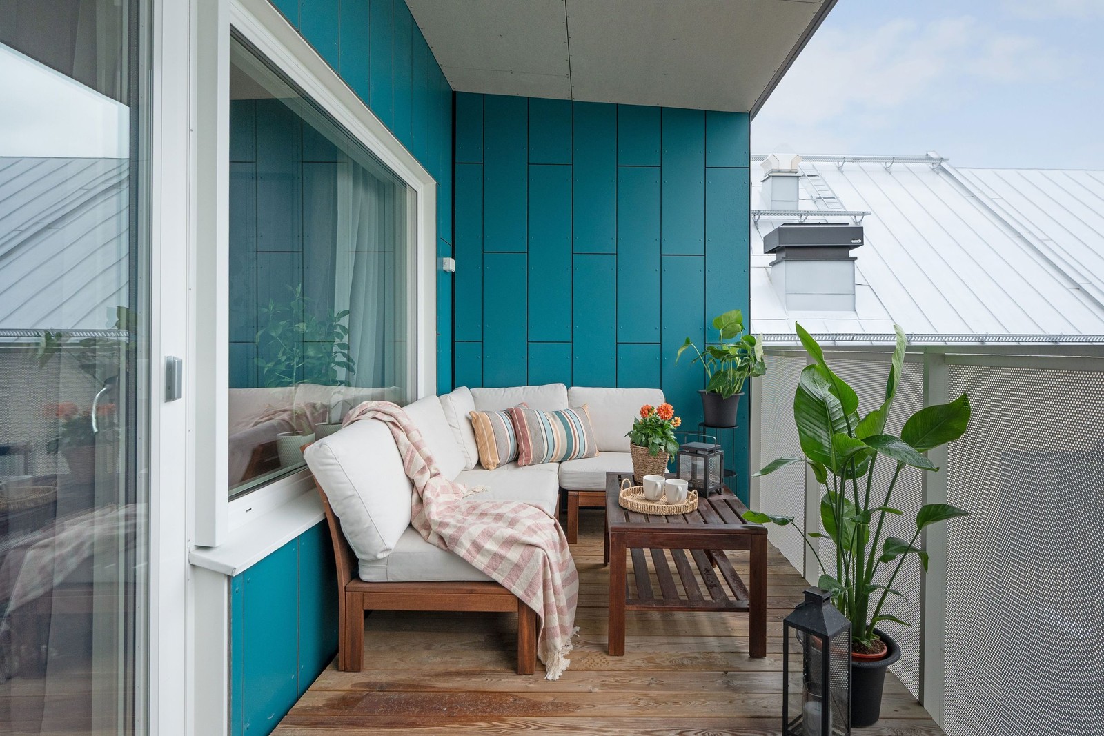 Balkongen i söderläge, högst upp i huset