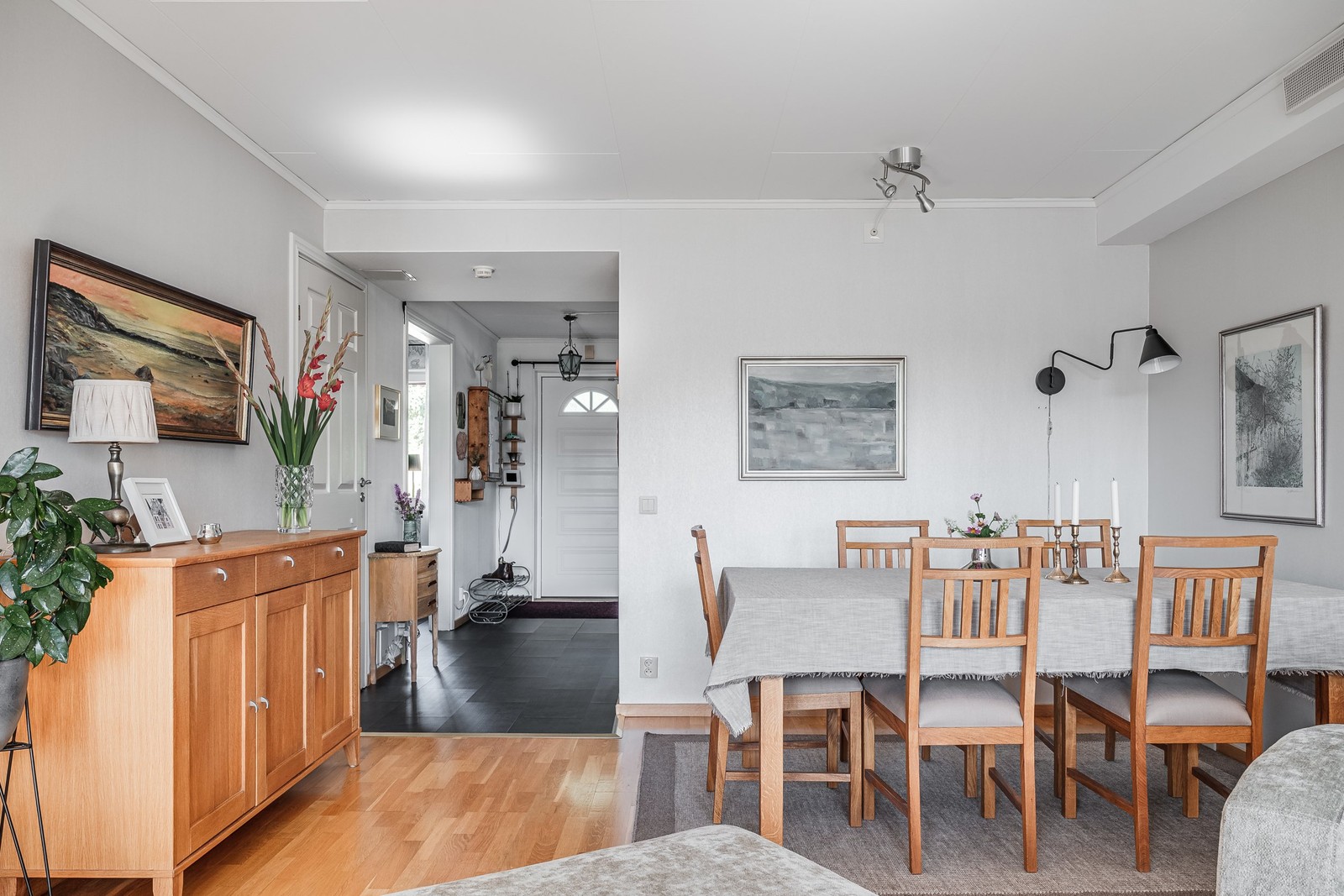 Sällskapsrum med plats för matsalsbord samt soffgrupp