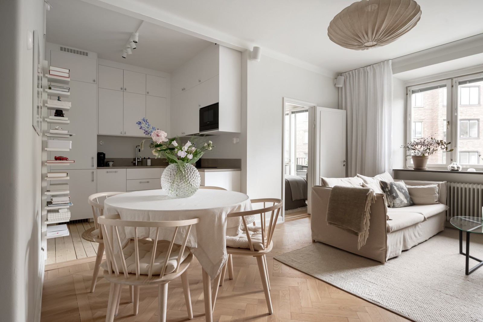 Kök och vardagsrum i en underbar öppen planlösning!