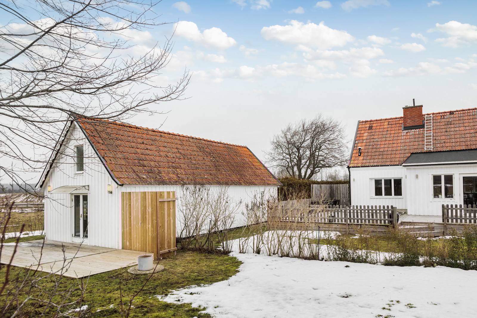 Gästhus och huvudbostad på Norra Äppelrosvägen 21 i Vik