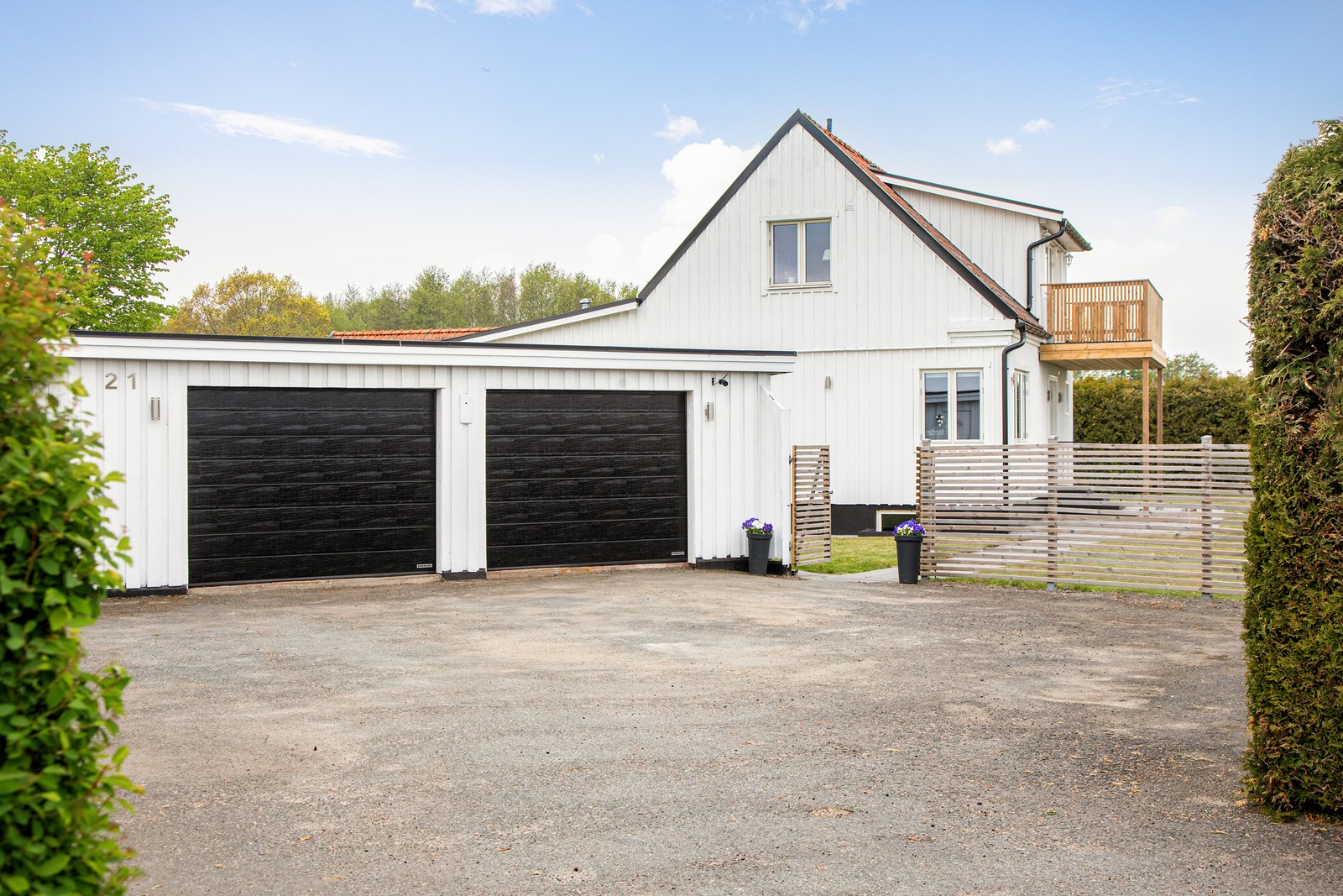 Stor uppfart samt garage
