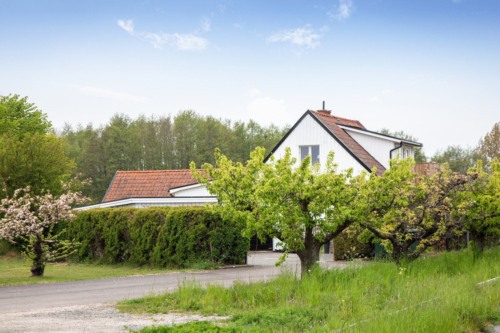 Norra Äppelrosvägen 21 - Bostad, gästhus och dubbelgarage