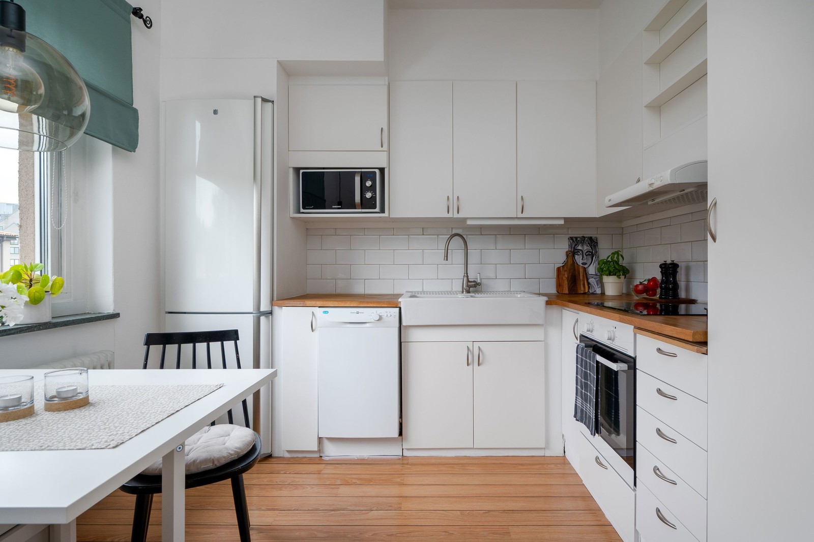 Tidlöst kök i vackert ljus från fönster