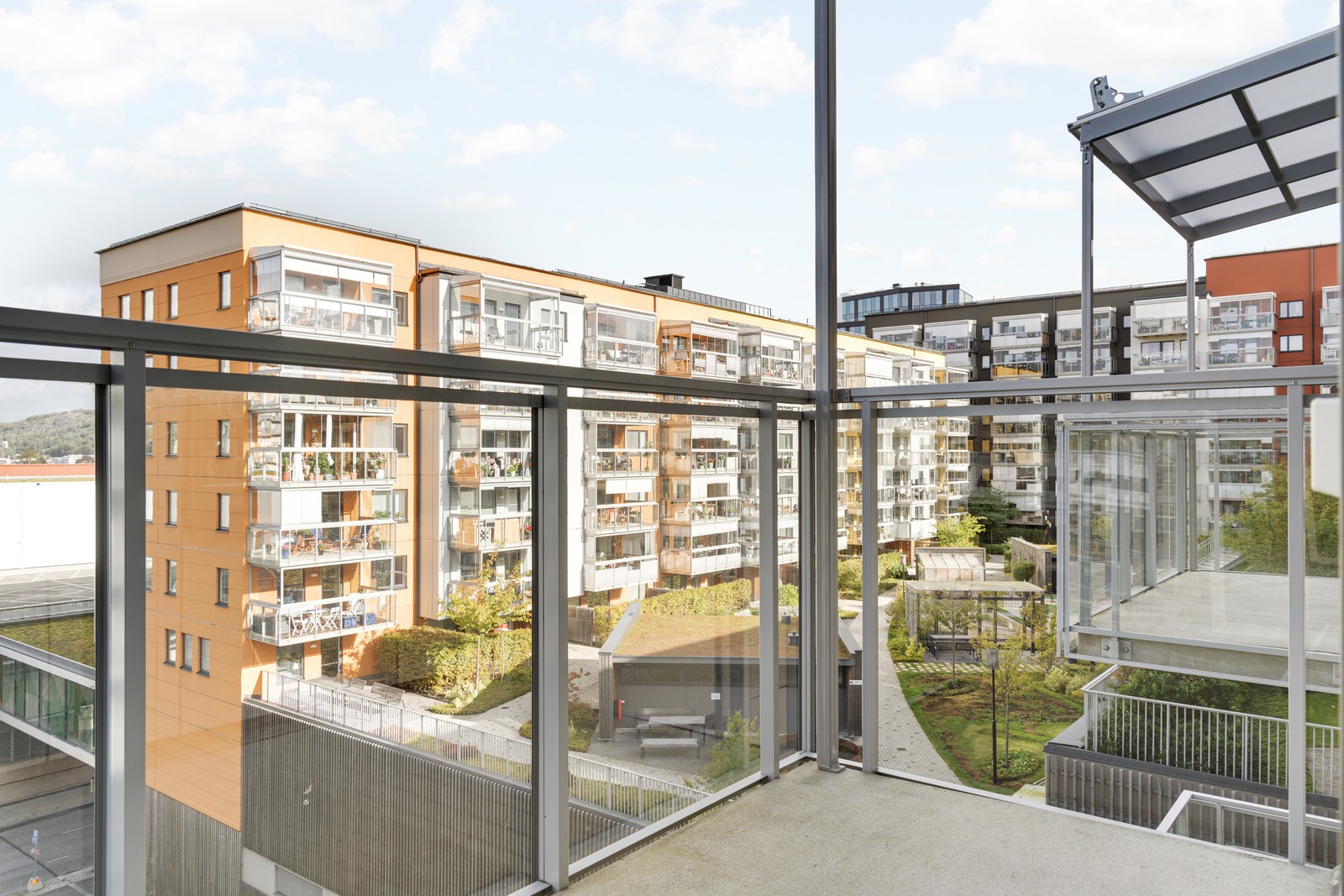 Välkomna till denna välplanerade etta som är belägen högst upp i huset