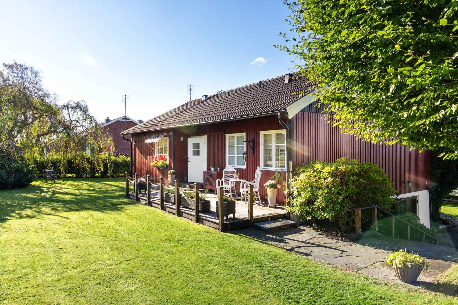 Välkomna till denna inbjudande och välplanerade familjevilla i hjärtat av fjärås