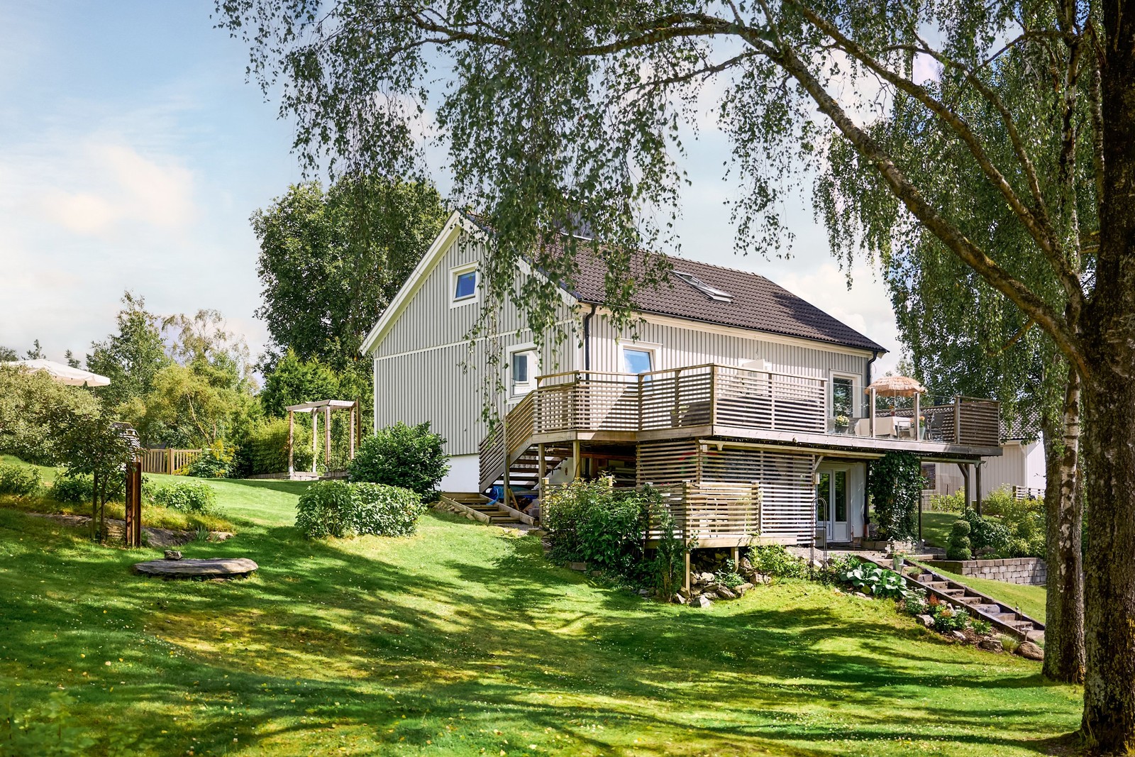 Vacker inbäddad i grönska