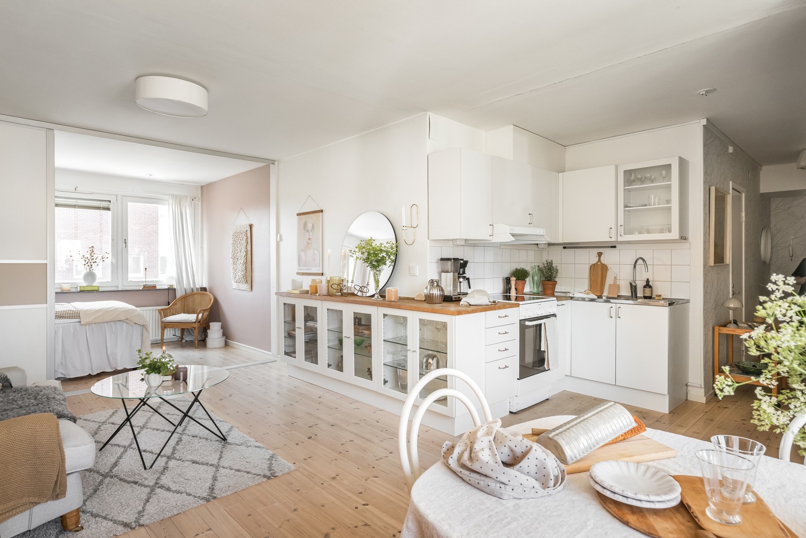 Varmt välkomna till denna ljusa dröm på Gröna gatan 35!