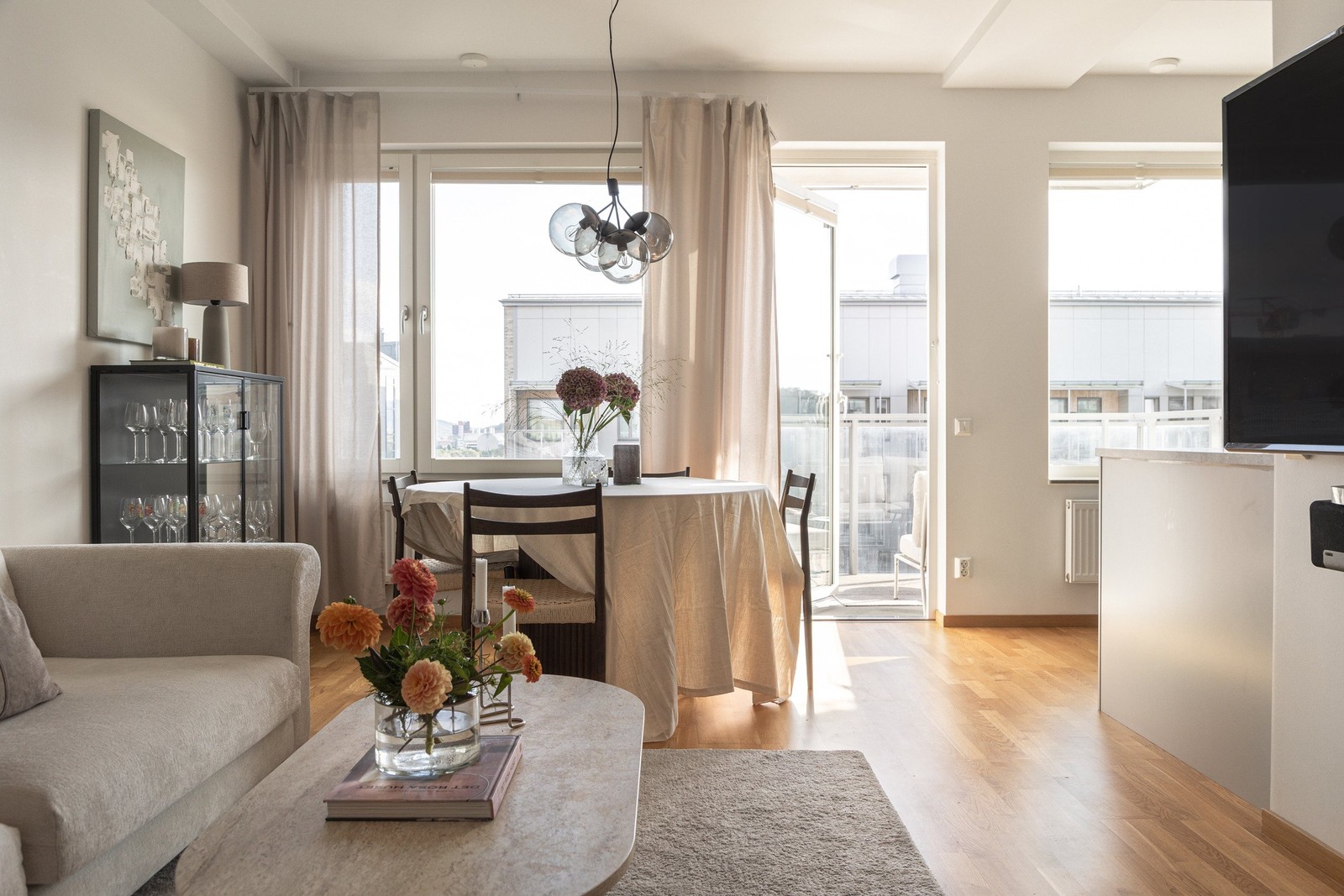 Stora fönsterpartier släpper in rikligt med ljus