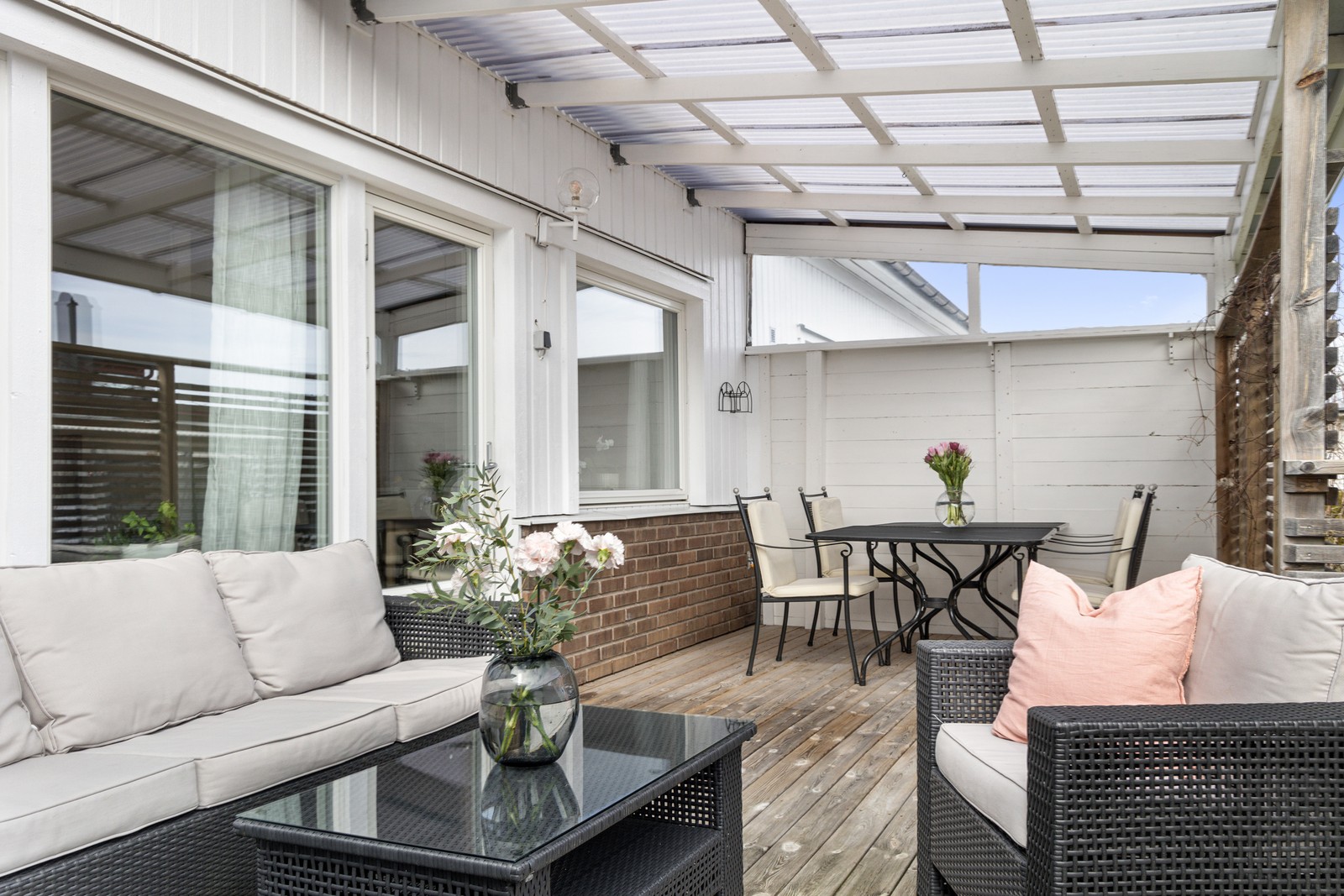 Härlig altan på baksidan där halva är under tak