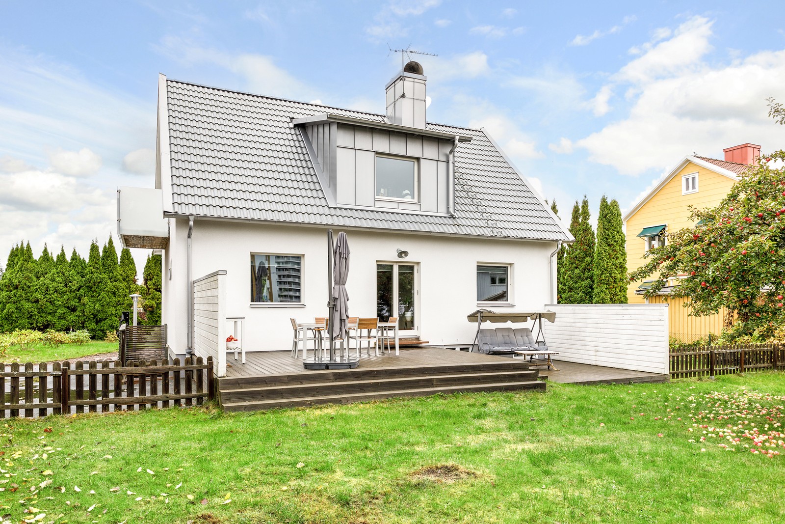 Dunkehallavägen 57, söderläge i trädgården.